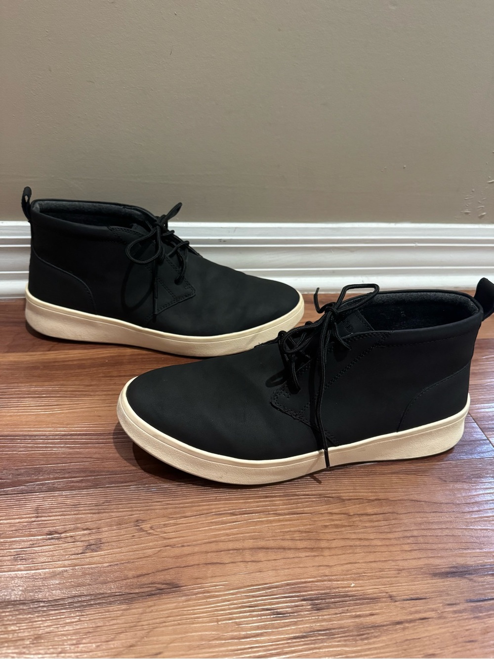 Men's Black Casual Chukka Sneakers with Cream Sole Izod size 11